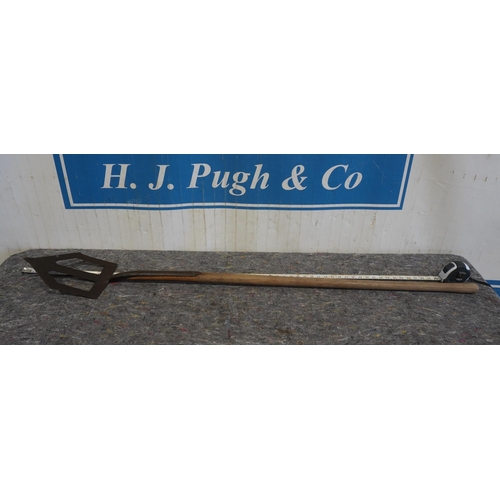 27 - Vintage long handled peat cutting spade