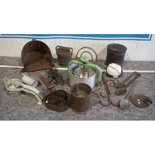 44 - Assorted vintage kitchen items to include cream skimmer, steamed pudding mould and other items