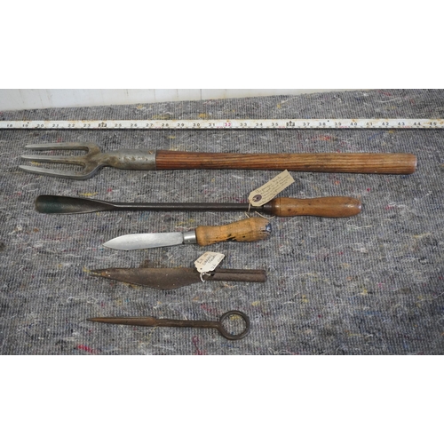 5 - Assorted vintage garden tools to include asparagus knife and dibbers