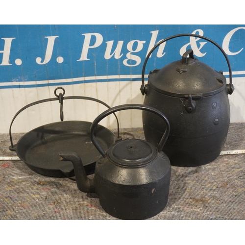 62 - Cast iron stew pot, cast iron frying pan and cast iron kettle