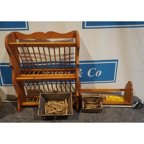 65 - Pine plate rack, pine shelf and 2 wooden containers with assorted wooden pegs