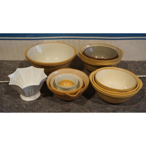 73 - Quantity of stoneware mixing bowls and porcelain jelly mould