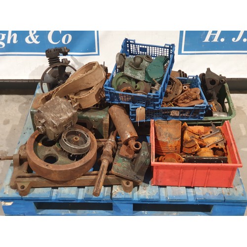 1326 - Pallet of assorted Lister engine spares