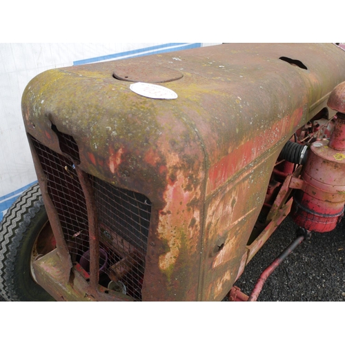 1033 - David Brown 900/950 tractor, runs and drives, spares or repair