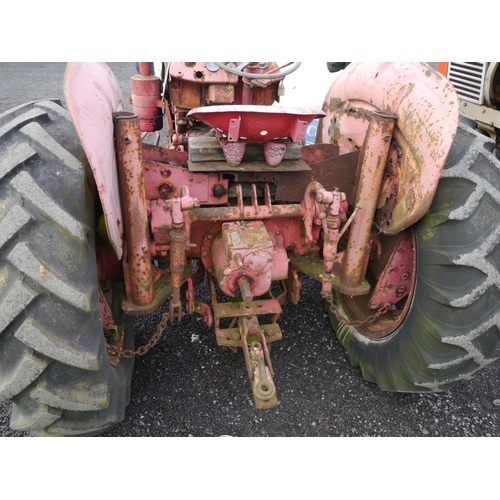 1033 - David Brown 900/950 tractor, runs and drives, spares or repair