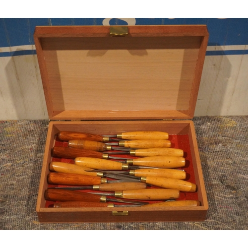 480 - Wood box containing 17 Addis vintage carving gouges