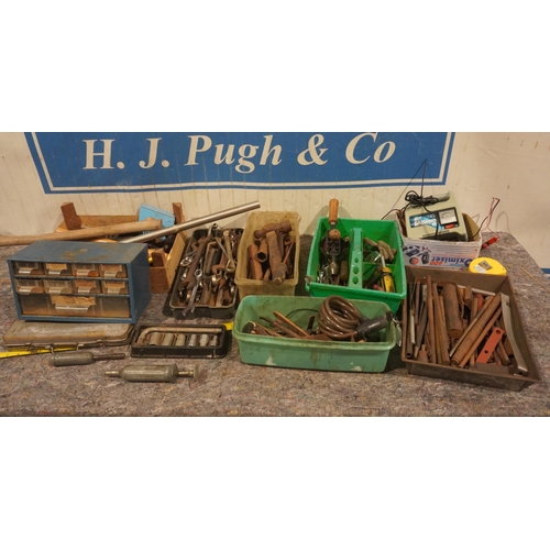 537 - Assorted hand tools, spanners, sockets etc