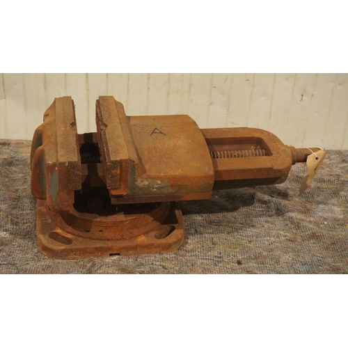 549 - Large bench vice