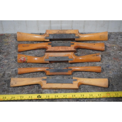 598 - 5 Wooden spokeshaves