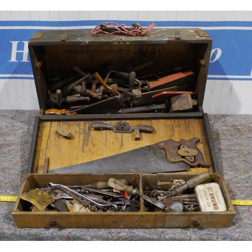 902 - Wooden carpenter's toolbox and assorted woodworking tools