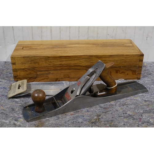 916 - Record No. 06ssc plane in oak box with extra blade