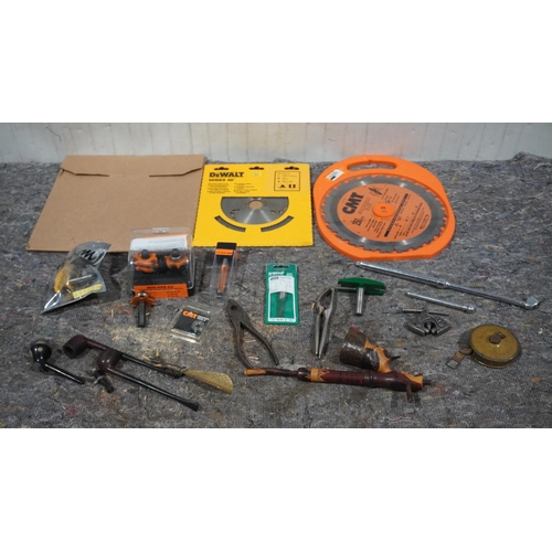 1017 - Assorted circular saw blades, router bits and other tools