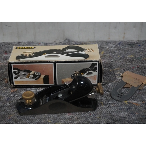 1031 - Stanley No. 9 1/2 block plane in original box with 3 cutters