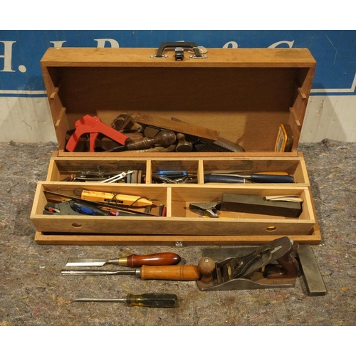 1044 - Carpenter's toolbox and contents of chisels, plane and other woodworking tools