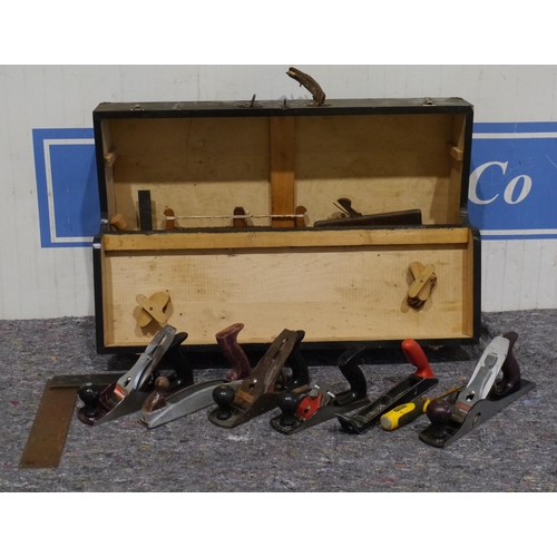 1171 - Carpenter's toolbox and contents