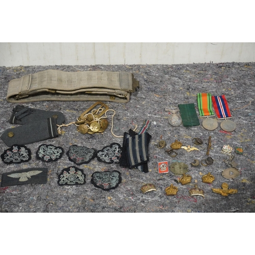 577 - Lapels, military cloth badges, belt and assorted badges to include Air Efficiency award for Flt Jame... 