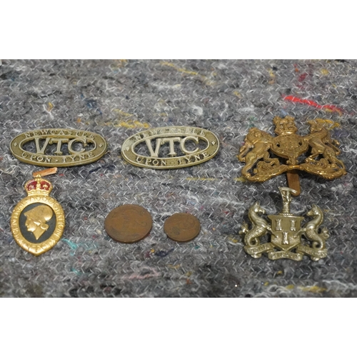 578 - Military cap badges