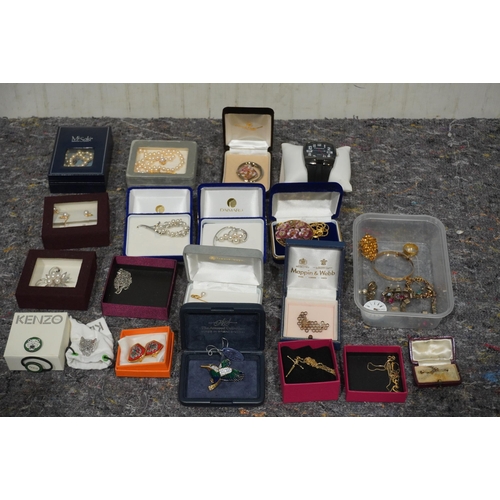 561 - Large quantity of costume jewellery to include pearls, Hermes, Mappin & Webb etc