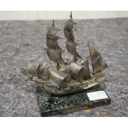 559 - Silver model of HMS Beagle A/F