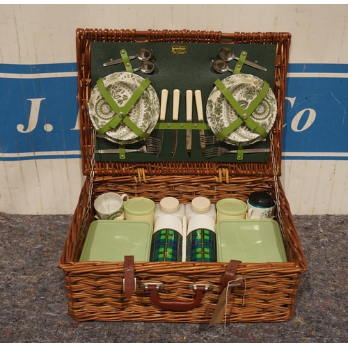 592 - Brexton picnic hamper