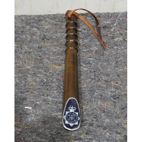 523 - Commemorative police truncheon with Avon and Somerset Constabulary badge