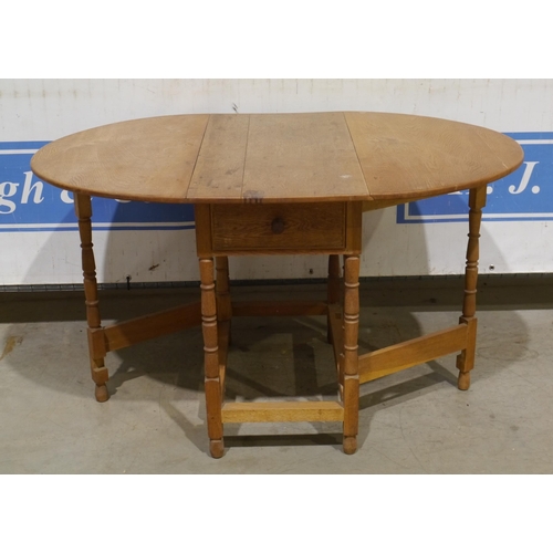 167 - Oak gate leg table 46.5x30