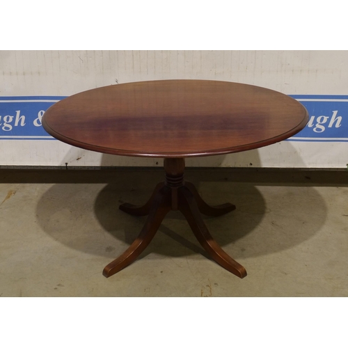 165 - Oval mahogany snap top table 47x42