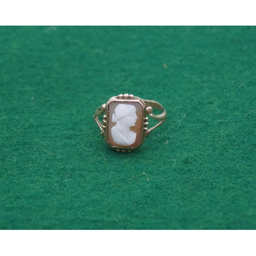 442 - 9ct Gold cameo ring