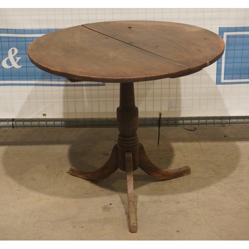 177 - Oak circular table on pedestal base 30