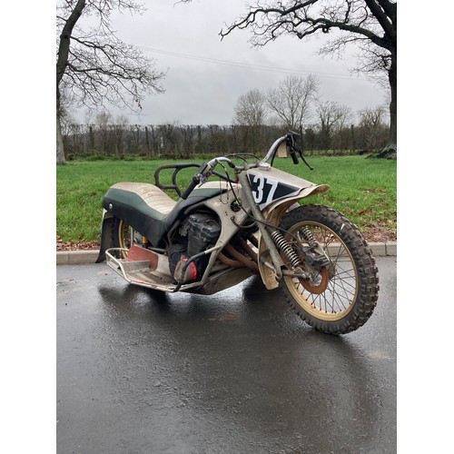 815 - Suzuki 1000cc Wasp grass track motorcycle. Fitted with side car c/w spare parts. No docs