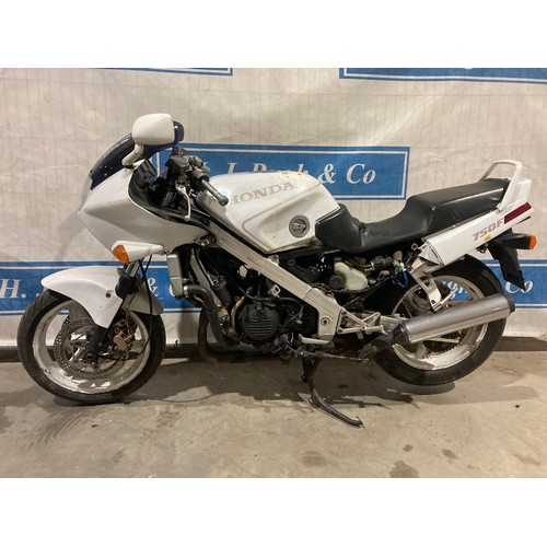 820 - Honda VFR 750 motorcycle. 1987. Runs well, good engine, exhaust and all electronics work. No docs