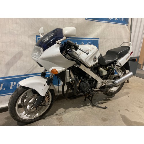 820 - Honda VFR 750 motorcycle. 1987. Runs well, good engine, exhaust and all electronics work. No docs