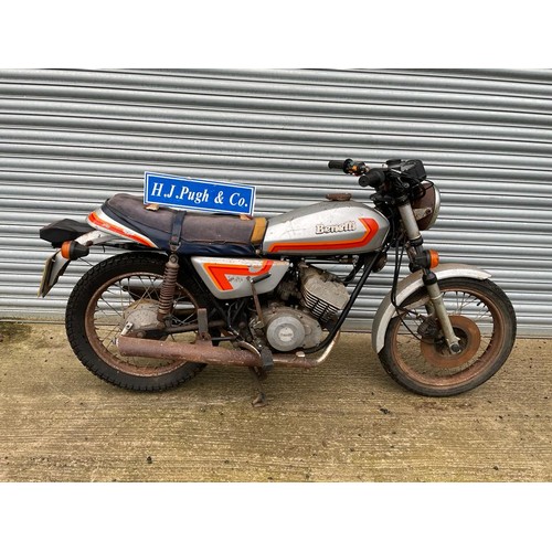 825 - Benelli motorcycle in need of restoration. 1981. 125cc. Reg KMO821W. V5