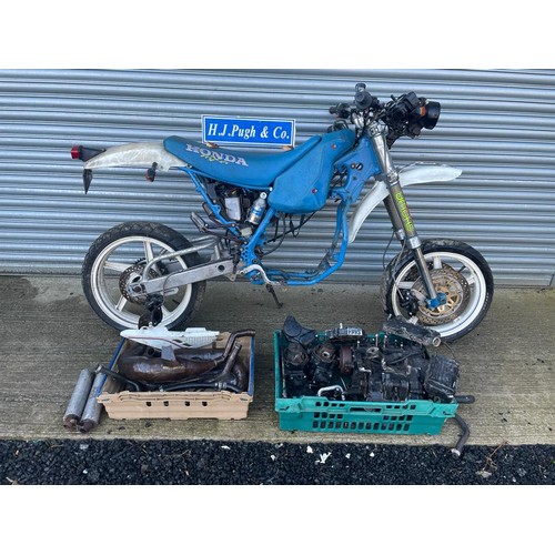 895 - Super-Moto with Honda CR500 frame . Kawasaki Wheels .Yamaha YPVS 250 engine in box. Registration num... 