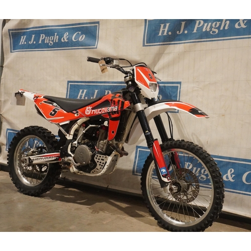 827 - Husqvarna TE250 motocross bike. 249cc. 2007. Runs and rides. Engine overhauled and new con rod by RE... 