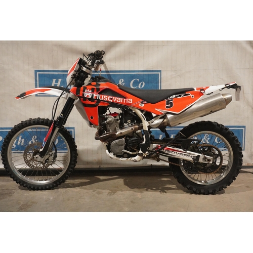 827 - Husqvarna TE250 motocross bike. 249cc. 2007. Runs and rides. Engine overhauled and new con rod by RE... 