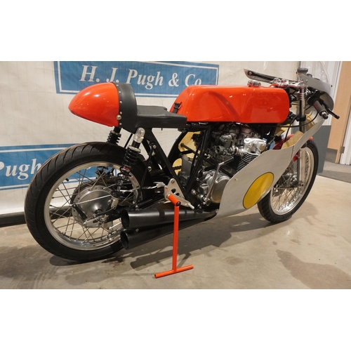 847 - Honda 500/4. 1973. Mike Hailwood replica. Classic parade/race frame, powder coated, standard engine,... 