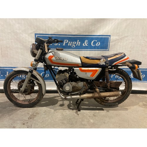 825 - Benelli motorcycle in need of restoration. 1981. 125cc. Reg KMO821W. V5