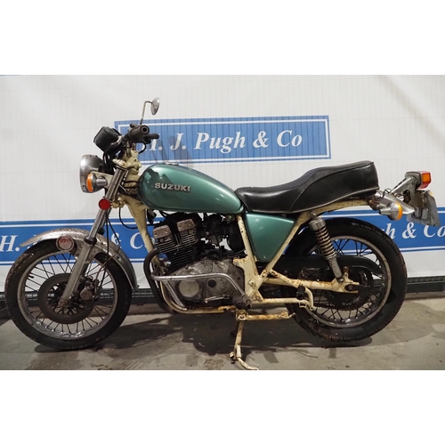 894 - Suzuki GS25X motorcycle. Bike is complete but not been on the road for the last 20 years. Reg. RDD 6... 
