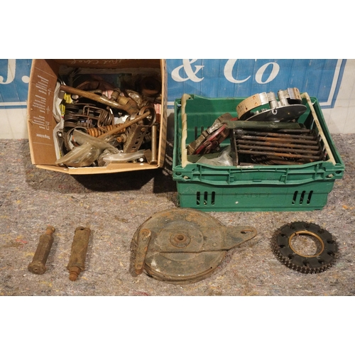 560 - Miscellaneous motorcycle parts to include clutch plates, brake shoes, springs, footpegs etc