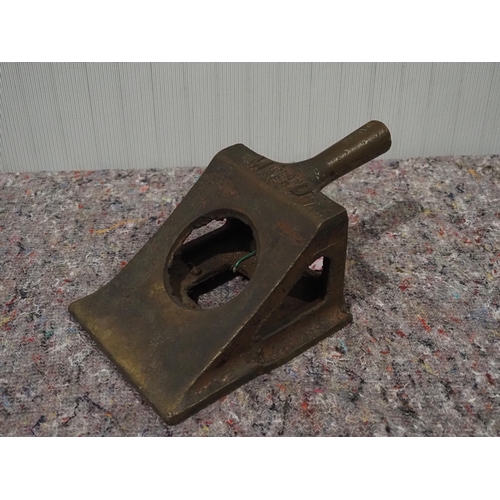 580 - Vintage brass wagon wheel chock