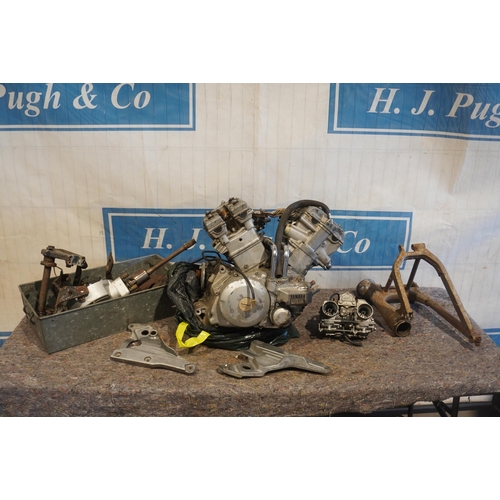 601 - Yamaha XZ550 engine parts, carburettor and drive shaft parts etc