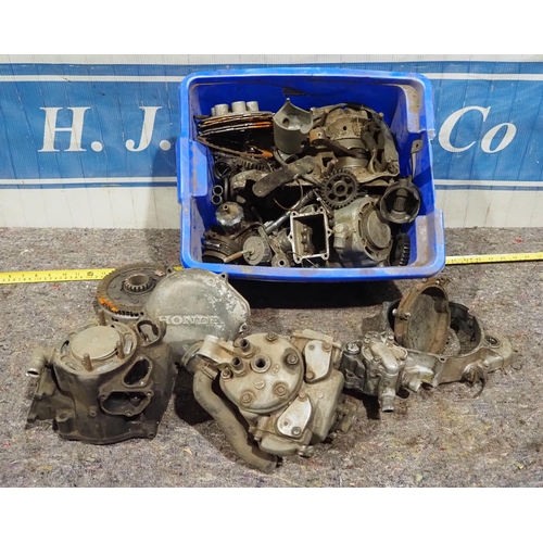 628 - CR250 1989 complete engine in bits with spares