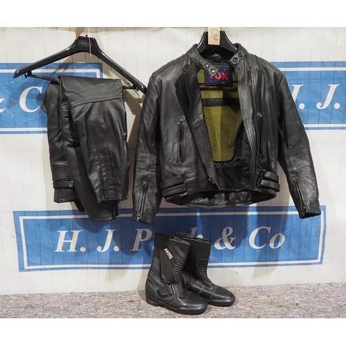 644 - Tox leather motorcycle jacket size 14, leather motorcycle trousers size 14 and Akito boots size 6