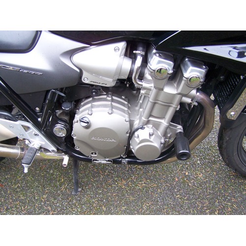 786A - Honda CB1300 motorcycle. 2007. Runs and rides well. Givi Maxia top box and original silencer. Comes ... 