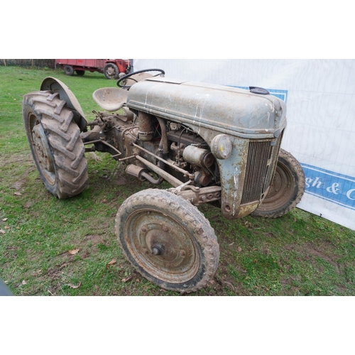 135 - Ford Ferguson 9N tractor. 1947. Petrol, docs. sn. 32HE23. Not currently running