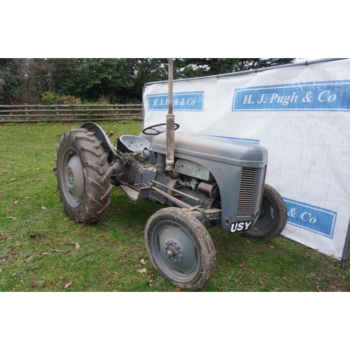 136 - Ferguson T20 tractor. Petrol paraffin. reg. USY 189