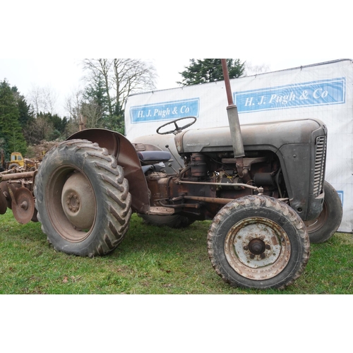 87 - Ferguson FE35 tractor. Grey and gold. SN. SDM73340