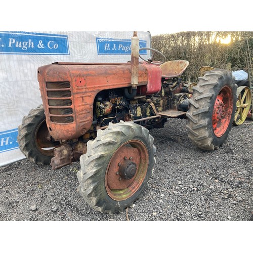 1625 - 1968 Zetor 3045 tractor. Runs and drives.