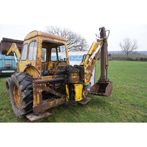 158 - Massey Ferguson 203 digger, 5621hrs recorded. sn. 831819. Reg. DNM 685D c/w operators manual